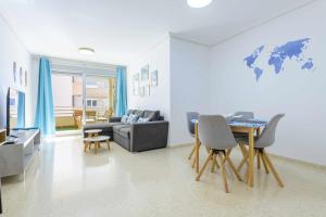 Posezení v ubytování Apart Port Arenal con terraza y piscina