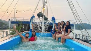 un groupe de personnes assises dans une piscine sur un bateau dans l'établissement Lan Ha Lotus Cruise, à Hạ Long