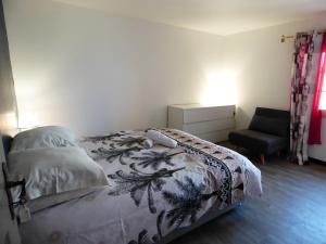 Una cama o camas en una habitación de Chambres et Tables d'hôtes Chez Paul et Lydie