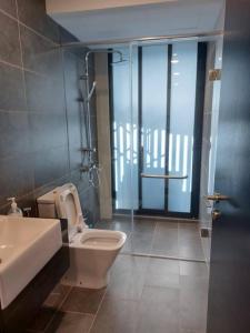 een badkamer met een toilet, een wastafel en een douche bij Almas Suite Modern Comfy Studio House in Gelang Patah