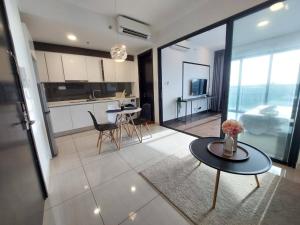 een keuken en een woonkamer met een tafel in een kamer bij Almas Suite Modern Comfy Studio House in Gelang Patah