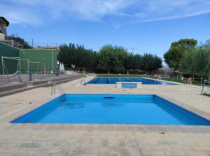 una gran piscina de agua azul en Casa Mineta en Cretas