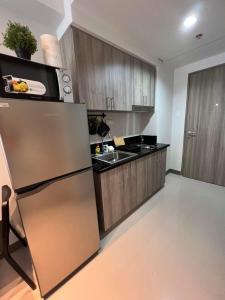 Nhà bếp/bếp nhỏ tại Brandnew European design Condo Flat in MOA Pasay complex