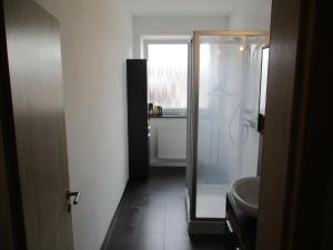 y baño con ducha y lavamanos. en PARSBERGER FERIENWOHNUNG, en Parsberg