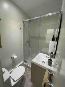 een badkamer met een douche, een toilet en een wastafel bij Nice Apartment 2 Bedrooms Well Connected in Cornellà de Llobregat