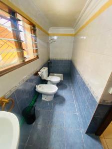 a bathroom with two sinks and two toilets at Chambres d'hôtes Beluga in Nosy Be