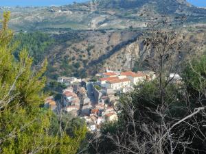 uma aldeia ao lado de uma montanha em profumato e comodo, come a casa tua em SantʼAndrea Apostolo dello Ionio