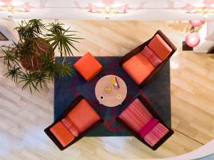 モンペリエにあるNovotel Suites Montpellier Antigoneの枕付きのテーブルの上から見える