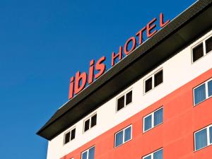 a red and white building with a sign on it at ibis Novo Hamburgo in Novo Hamburgo
