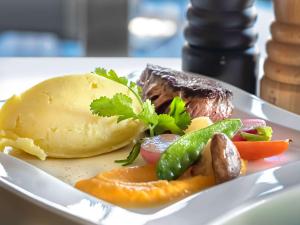 ein Teller mit Fleisch und Gemüse darauf in der Unterkunft ibis Styles Strasbourg Avenue du Rhin in Straßburg