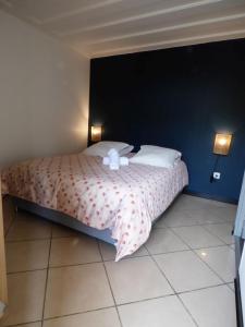 Una cama o camas en una habitación de Chambres et Tables d'hôtes Chez Paul et Lydie