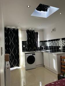 ครัวหรือมุมครัวของ Luxury Ensuite Studio In Crayford Dartford Bexley London With Full Kitchen And Side Garden Alleyway Entrance +39 ภาพ