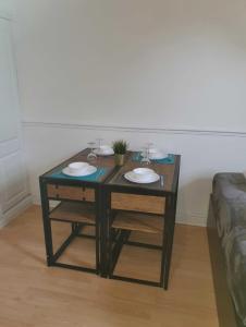 een tafel met twee wastafels in een kamer met een bank bij Tudors eSuites Budget Studio Apartment in Birmingham