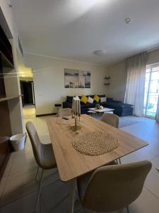 uma mesa de jantar e cadeiras numa sala de estar em شقق فخامة المارينا Grandeur Marina Apartments em King Abdullah Economic City