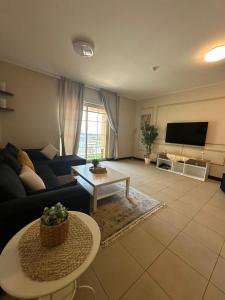 uma sala de estar com um sofá e uma mesa em شقق فخامة المارينا Grandeur Marina Apartments em King Abdullah Economic City