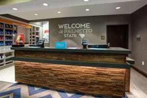 una bienvenida a la firma del estado palestino en el vestíbulo de una tienda en Hampton Inn & Suites Columbia/Southeast-Fort Jackson, en Columbia