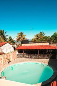 ein großer Pool vor einem Resort in der Unterkunft Praia dos Corais in Paripueira