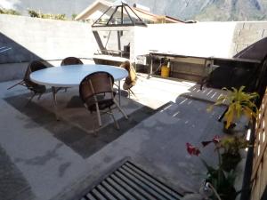 Vista general de una montaña o vista desde la casa de huéspedes