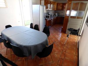 une cuisine avec une table et des chaises dans l'établissement Chambres et Tables d'hôtes Chez Paul et Lydie, à Cilaos