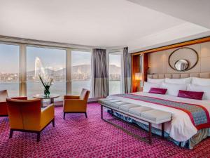 - une chambre avec un grand lit et une grande fenêtre dans l'établissement Fairmont Grand Hotel Geneva, à Genève