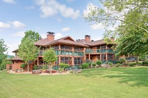 una vista exterior de una casa grande con patio en Hilton Vacation Club Bent Creek Golf Village Gatlinburg, en Gatlinburg