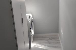 una nevera blanca con una puerta abierta en una habitación en Apt 'A Gaioa' in 'The Cliff Coast Accomodation', en Paul do Mar 16 fotos más