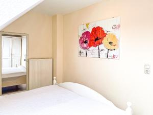 - une chambre avec un lit et une peinture murale dans l'établissement Feriendorf Papillon Wohnung 05-7, à Boltenhagen