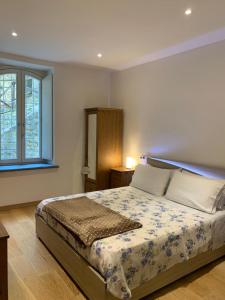 1 dormitorio con cama y ventana en Belvedere, en Perugia
