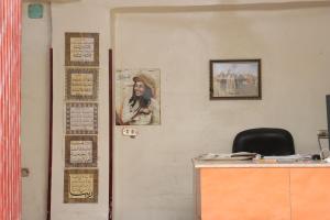 SWEET HOSTEL LUXOR في الأقصر: مكتب فيه باب فيه صورة لامرأة