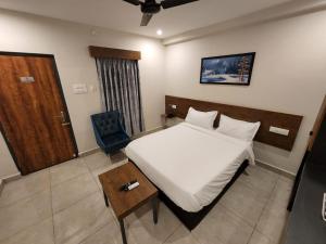 Een bed of bedden in een kamer bij Hotel Park Varaahi