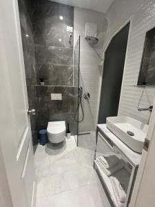 Koupelna v ubytování Enzo rooms & apartment Blloku