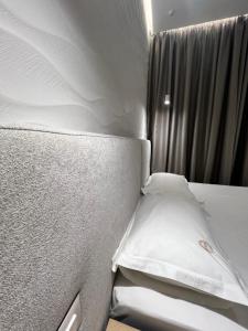 Postel nebo postele na pokoji v ubytování Enzo rooms & apartment Blloku