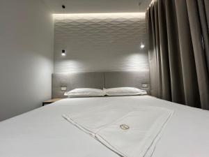 Postel nebo postele na pokoji v ubytování Enzo rooms & apartment Blloku
