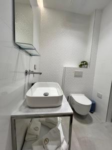 Koupelna v ubytování Enzo rooms & apartment Blloku