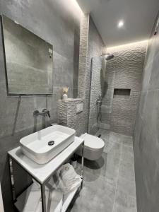 Koupelna v ubytování Enzo rooms & apartment Blloku