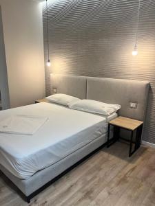 Postel nebo postele na pokoji v ubytování Enzo rooms & apartment Blloku
