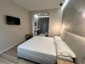 Habitación de hotel con cama y espejo en D Rooms en Tirana