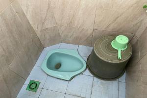 Ένα μπάνιο στο SPOT ON 93149 Karman's Sari 1 Homestay Syariah