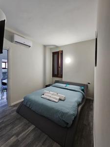 1 dormitorio con 1 cama con 2 toallas en Canzo Centro, en Canzo