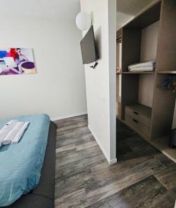 een slaapkamer met een bed, houten vloeren en een kast bij Canzo Centro in Canzo