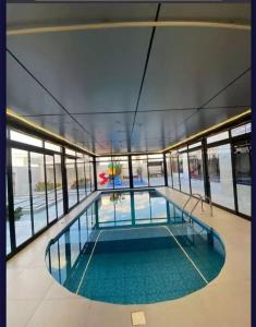 a large swimming pool inside of a building at استراحة رافلز in Sayq