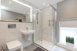 La salle de bains est pourvue d'une douche, de toilettes et d'un lavabo. dans l'établissement Cheerful 3 bed in the heart of Fethard village, à Fethard-on-Sea