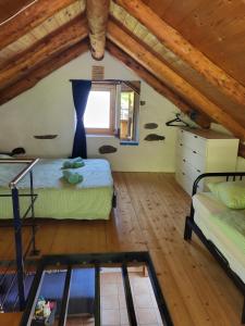 een kamer met 2 bedden en een raam bij Casa Poiana in Ronco sopra Ascona