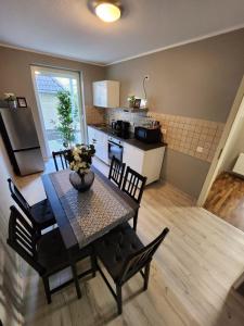 cocina y comedor con mesa y sillas en Liro Mönchengladbach, en Mönchengladbach