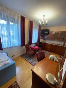 a living room with a table and a dining room at Pensjonat Szach in Krynica Zdrój