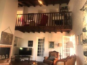 sala de estar con 2 sillas y balcón en Les Lauriers, en Limoux