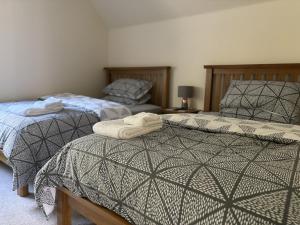 Dos camas una al lado de la otra en un dormitorio. en The Heathers, en Killin