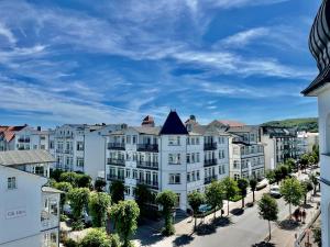 eine Luftansicht einer Stadt mit weißen Gebäuden in der Unterkunft Villa Metropol - WE 14 in Strandnähe und zentrumsnah in Binz