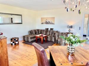 ein Wohnzimmer mit Sofa und Tisch in der Unterkunft Villa Metropol - WE 14 in Strandnähe und zentrumsnah in Binz