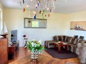 ein Wohnzimmer mit Sofa und Tisch in der Unterkunft Villa Metropol - WE 14 in Strandnähe und zentrumsnah in Binz